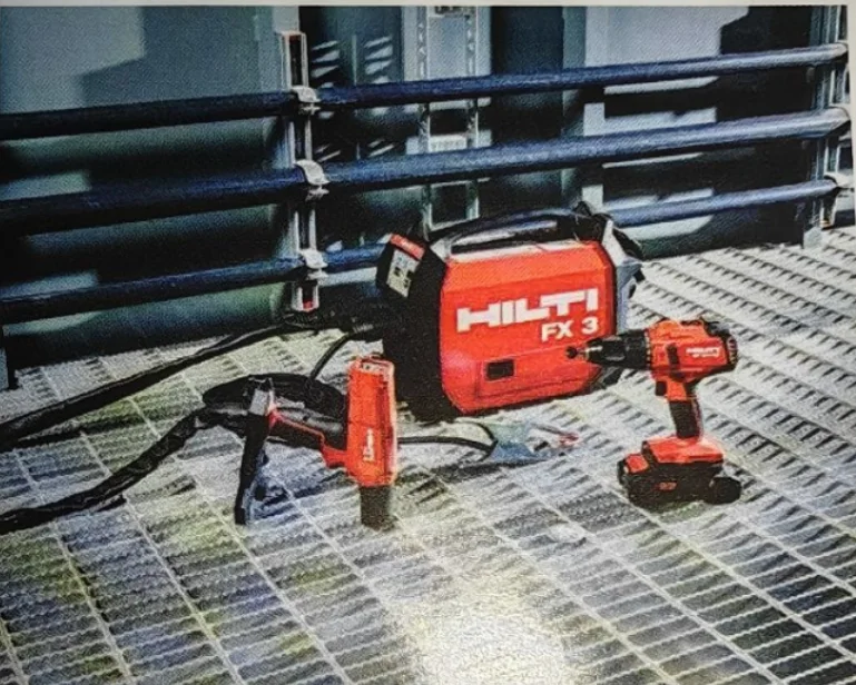 HiltiのFX3-Aワイヤレススタッド溶接締付工具により、鉄骨の固定作業が簡素化